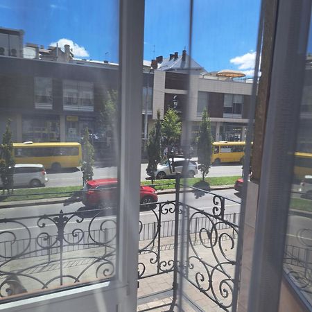 Apartament Dvokimnatna Quartira Bila Opernogo Teatru Lwów Zewnętrze zdjęcie